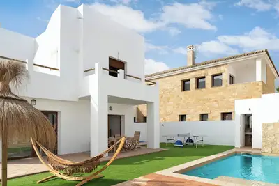 Image de Villa Tahona, près de la plage, avec piscine et Wi-Fi.