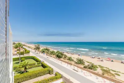 Image de Appartement en bord de plage avec terrasse, jardin partagé et Wi-Fi