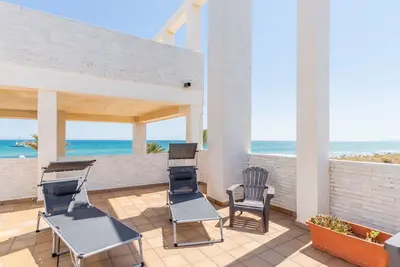 Image de Appartement de plage avec vue sur la mer, terrasse et Wi-Fi