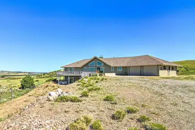 Image de Sunny Big Timber Retreat w/ Spacious Deck!