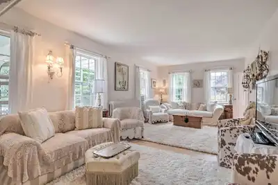 Image de Charming Nineteenth-Century Cape Code Escape