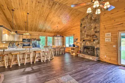 Image de Sun-Dappled Cadillac Gem w\/ Kayaks & Grill!