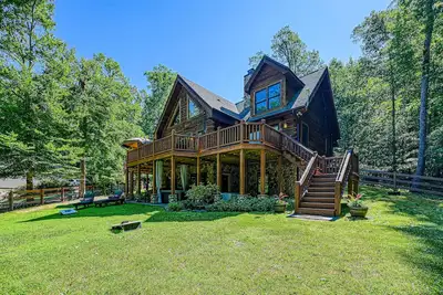 Image de Luxurious lakefront cabin with hot tub, game room, & washer/dryer- dog friendly