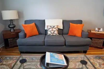 Image de 1742 Uptown // Stylish w/Updates, 3bd, Walk to Mayo, Pet Friendly