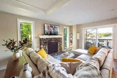 Image de Leicester Lake Front Home, Come Relax!