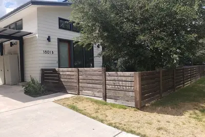 Image de Crestview Townhome - 10 mins from The Domain, 10 mins from Downtown