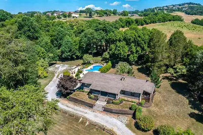 Image de Serene cabin with pool, hot tub, game room, fireplace, & free attraction tickets