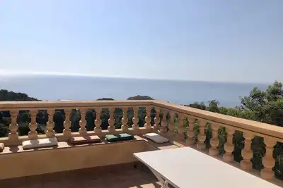 Image de Automne 25 et Printemps 26 - Villa de Charme- vue fantastique sur mer