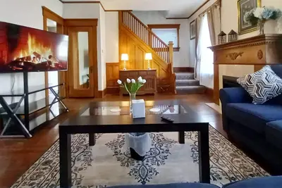 Image de Hall of Fame, pool table and 70\" screen for 8