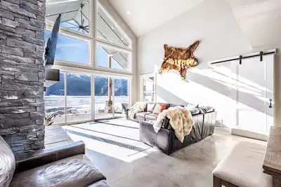 Image de New Lakefront Modern Chalet With Panoramic Views