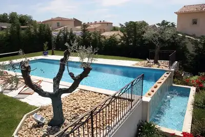 Image de Gite de charme avec piscine à débordement dans ms provençal