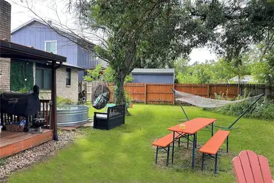 Image de Large Yard, Deck + Stock Tank Pool