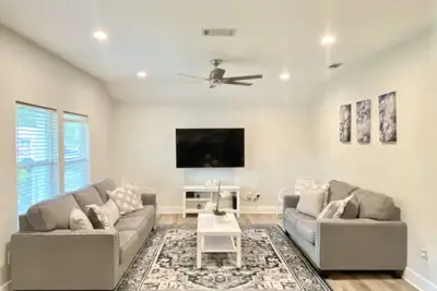 Image de Craftsman-Style Home near Downtown