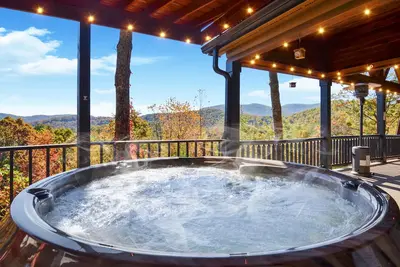 Image de Mtn Views! Modern Cabin, Hot tub, Games, Families!