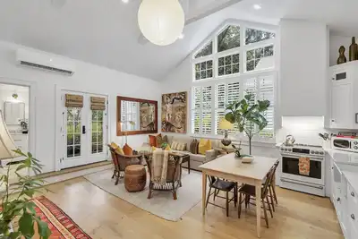 Image de Newly Remodeled Upscale Downtown Guest Cottage - 1br loft - Sleeps 6