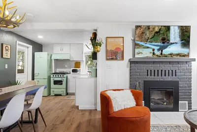 Image de Retro Cabin, 2 porches, fireplace, Dog Friendly fenced yard