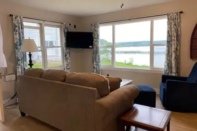 Image de Upper Herring Lakefront Cottage #1, Ac, Newly Remodeled, SUPs, Kayaks, Rowboats