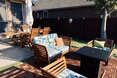 Image de Stunning spacious Conveniently located home w/ backyard dining area