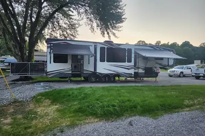 Image de Camper on campsite