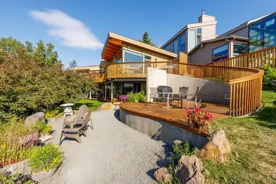 Image de Custom ocean-view retreat with award-winning gourmet kitchen & private hot tub