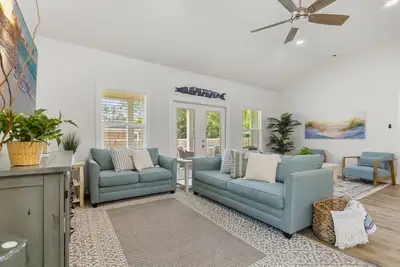 Image de Blue Ono Cottage w Hot Tub, Fire Pit, 5 min to Beach, free parking