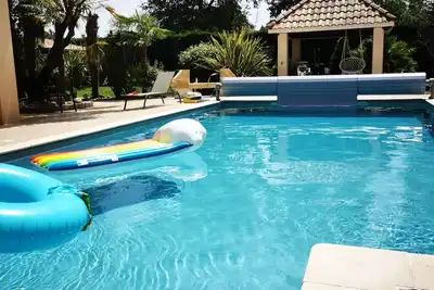 Image de Large family home between vineyards and forests