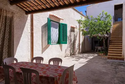 Image de Maison de vacances \"Casa Dorotea\" avec vue sur la mer et terrasses.