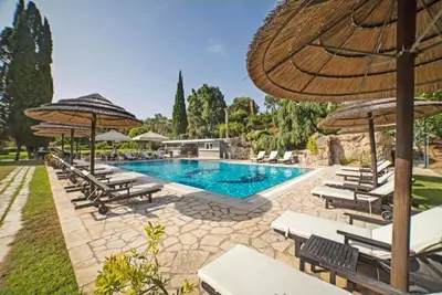 Image de Appartement dans un hôtel Corfu Club Maisonette Ii avec piscine partagée, balcon et Wi-Fi