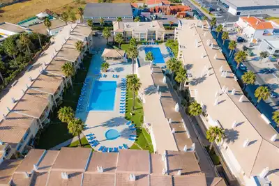 Image de T1 com Vista Piscina em Condomínio Privado Junto à Praia da Galé e dos Salgados!