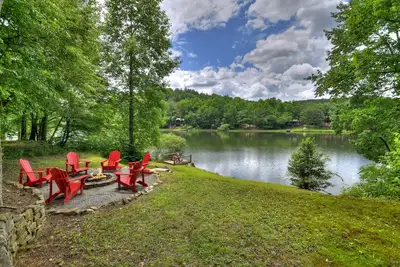 Image de Immerse yourself in the allure of Lakeside Hideaway: a pet-friendly oasis by the lake, complete with a fire pit, hot tub, plus canoe and kayak!