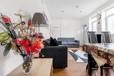 Image de Spacious Zone 2 Flat Sleeps 10 Free Parking (4 Cars/2 Vans) Ideal for Families.