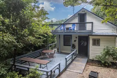 Image de Shenanigan's Raft House - Enjoy River Living at it's Best! Pet Friendly!