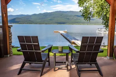 Image de Lakefront access to Swan Lake w/fireplace, firepit & stunning views - Swan Lake Lodge