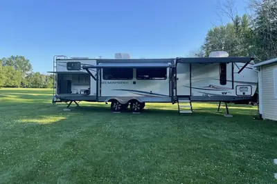 Image de Delightful 2 Bedroom Camper perched on +4 acres w/ lots of privacy and amenities