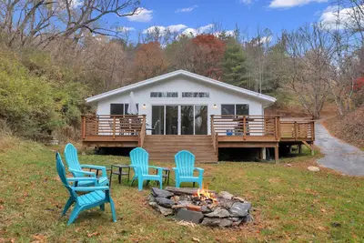 Image de Secluded modern cabin, short walk to town, river & brewery. <25 min to Asheville