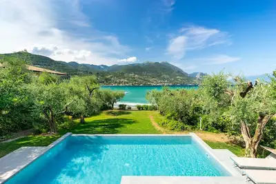 Image de Exclusive lakefront villa with pool