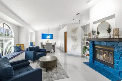 Image de Blue Serenity Retreat - Come relax by the heated pool and jacuzzi!
