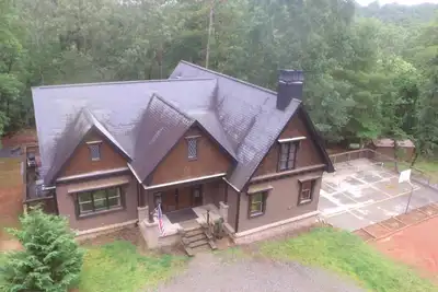 Image de 17 Acres - Pickleball - Trampoline/Fireman's Pole/Hot Tub!