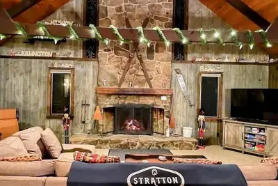 Image de Cool Runnings Cabin: Rustic + Spacious w. Fireplace + FirePit 12 min to Stratton