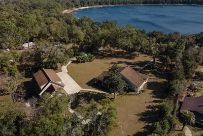 Image de Perfect Lakefront Getaway on clear deep private lake 20 min from Gainesville