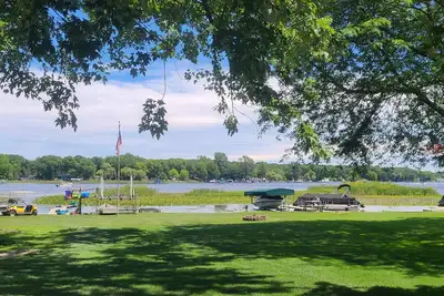 Beautiful, relaxing lake front home a mile from Mis