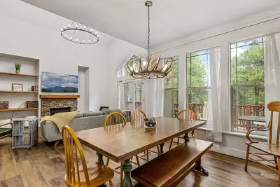 Image de Bunk-Bed House Nestled in the Trees