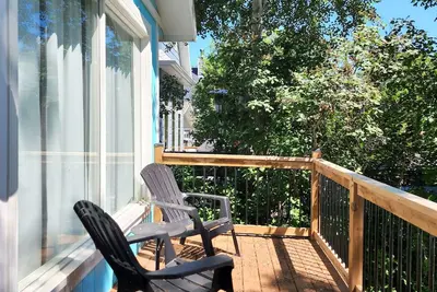 Image de Bright & Blue Grand Beach beach house!