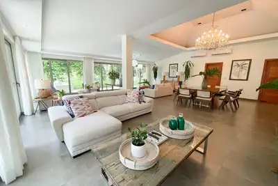 Image de ! Tropical Villa Walking Distance to the Beach!