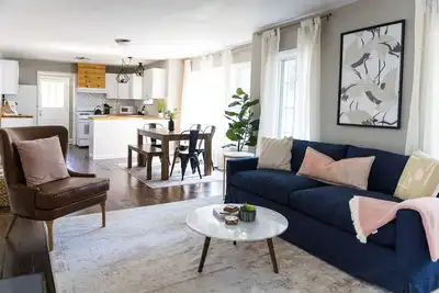 Image de The Coliseum Cottage. 1 King/ 2 Queen Beds. Close to coliseum and colleges.