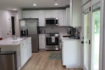 Image de All Newly remodeled-- stylish luxury nestled in rural neighborhood - Forest View