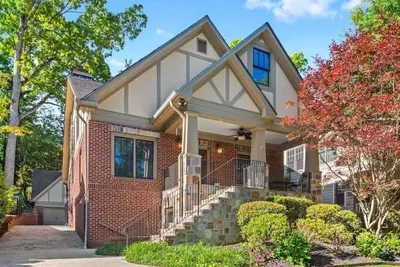 Image de 6 Bedroom Luxury Home in Atl's #1 Neighborhood
