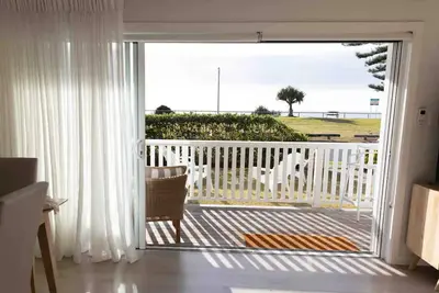 Image de 2 Bed apartment opposite the beach