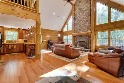 Image de Walk to the Pocono Raceway From a Custom Log Cabin