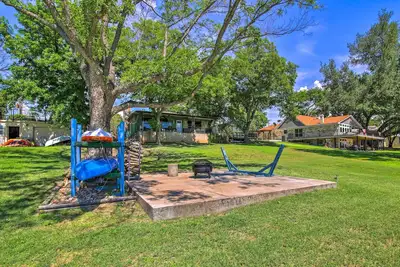 Image de Vibrant Kingsland Retreat w/ Waterfront Views